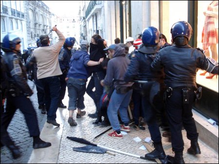 25-abril-2007-robotcops-02-a.jpg