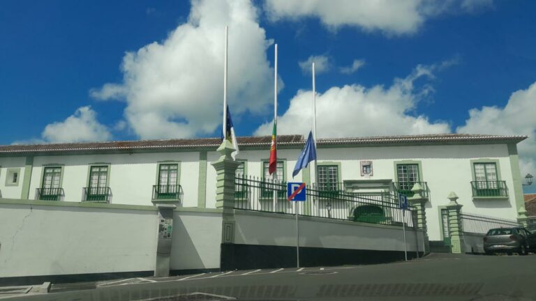 Carta ao Governo Regional dos Açores contra as bandeiras a meia haste na sexta-feira dita «santa»